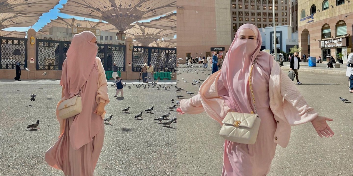 Different Religions with the Younger Sister, Beautiful Portrait of Adelia Putri, Shandy Aulia's Sister, Wearing a Veil During Umrah - Her Beauty Shines