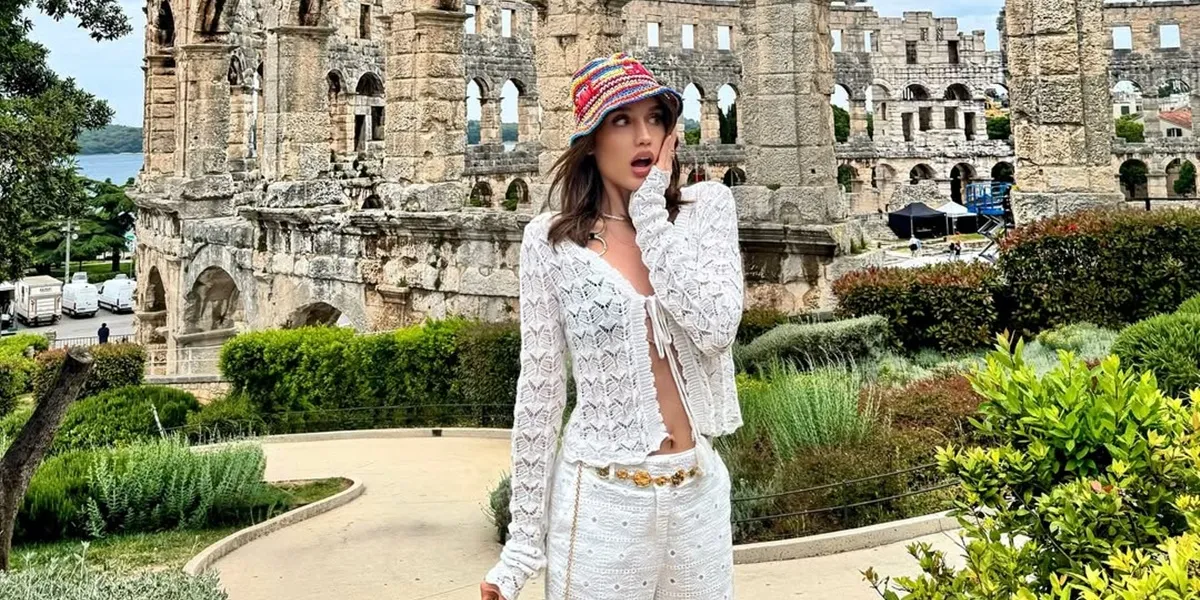 This is Cinta Laura's Reaction Enjoying Durian in Malaysia, Singing While Dancing with Joy