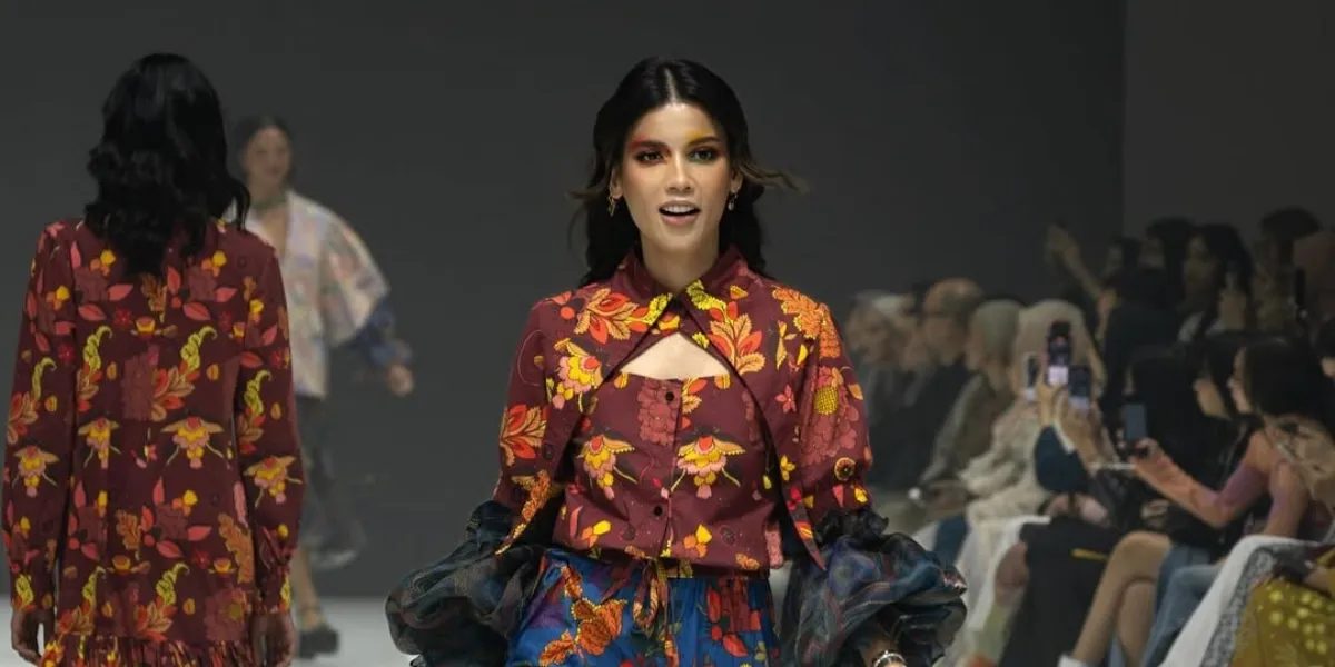 Usually Appearing in Korean Unnie Style, Sabrina Chairunnisa Stunning in Batik