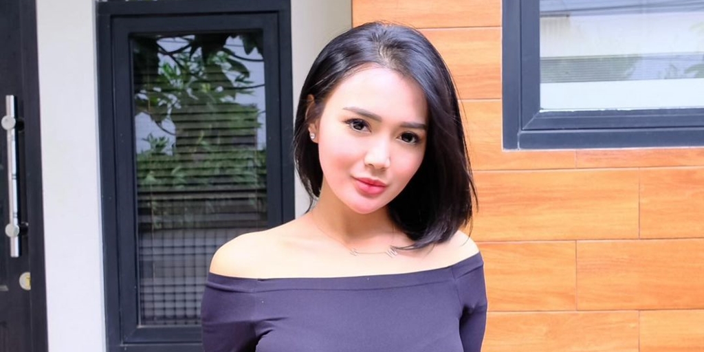 Making Netizens Curious, Wika Salim Covers Her Armpit in a Video During Vacation