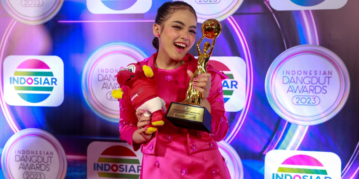 Wholesale Two Cups, 8 Portraits of Princess Isnari at the Indonesian Dangdut Awards 2023 - Beautiful and Graceful