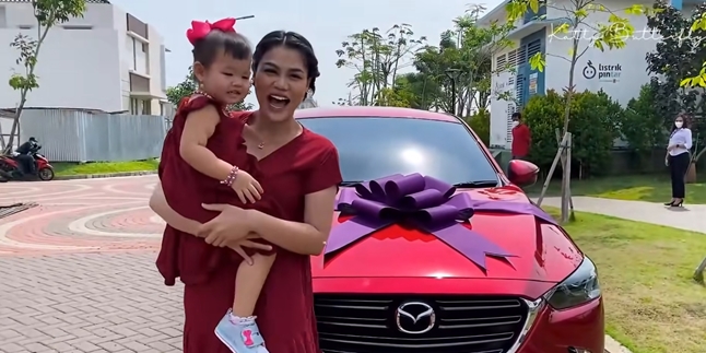 Hard Work's Fruit, Katty Butterfly's Touching Moment Crying Can Buy a Car for Her Daughter