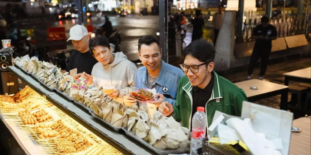 Proof of a Down-to-Earth Figure, Raffi Ahmad Relaxedly Eats at Angkringan and Greets Passing Fans