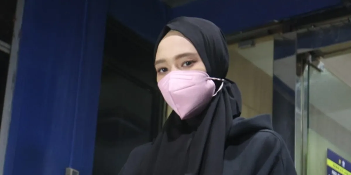 Inara Rusli Summoned by Police Following Wardatina Mawa's Report, Asked for Clarification