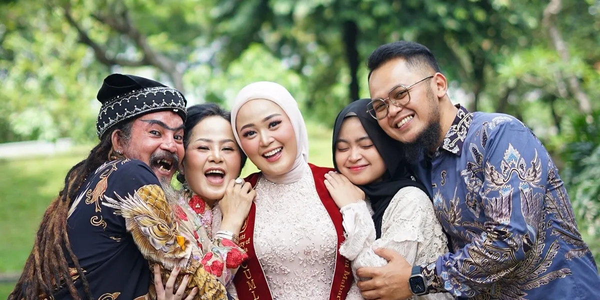 Cecillia Gina, Limbad's Daughter, Graduates with a Master's Degree in Hospital Management, Achieves Cum Laude