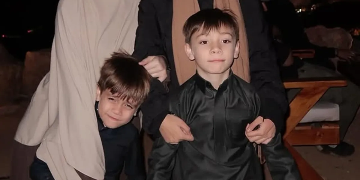 Cio and Koa, Celine Evangelista's Children, Perform Umrah and Learn to Recite Quran with Syech