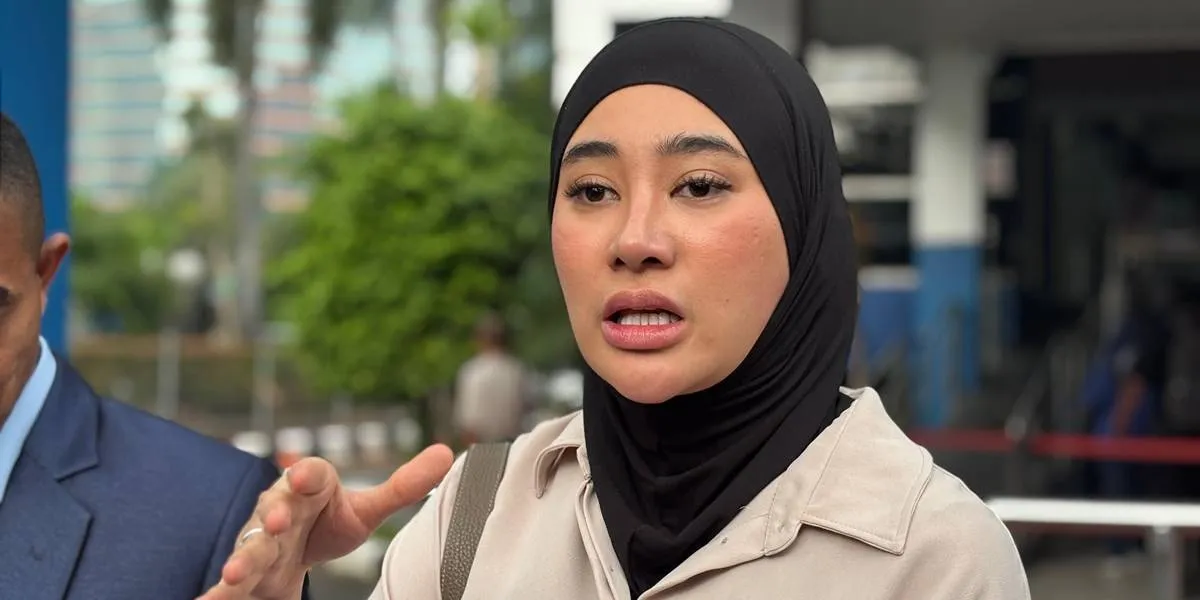 Clara Shinta Denies Receiving a 13 Billion Rupiah Money Deposit from Her First Ex-Husband