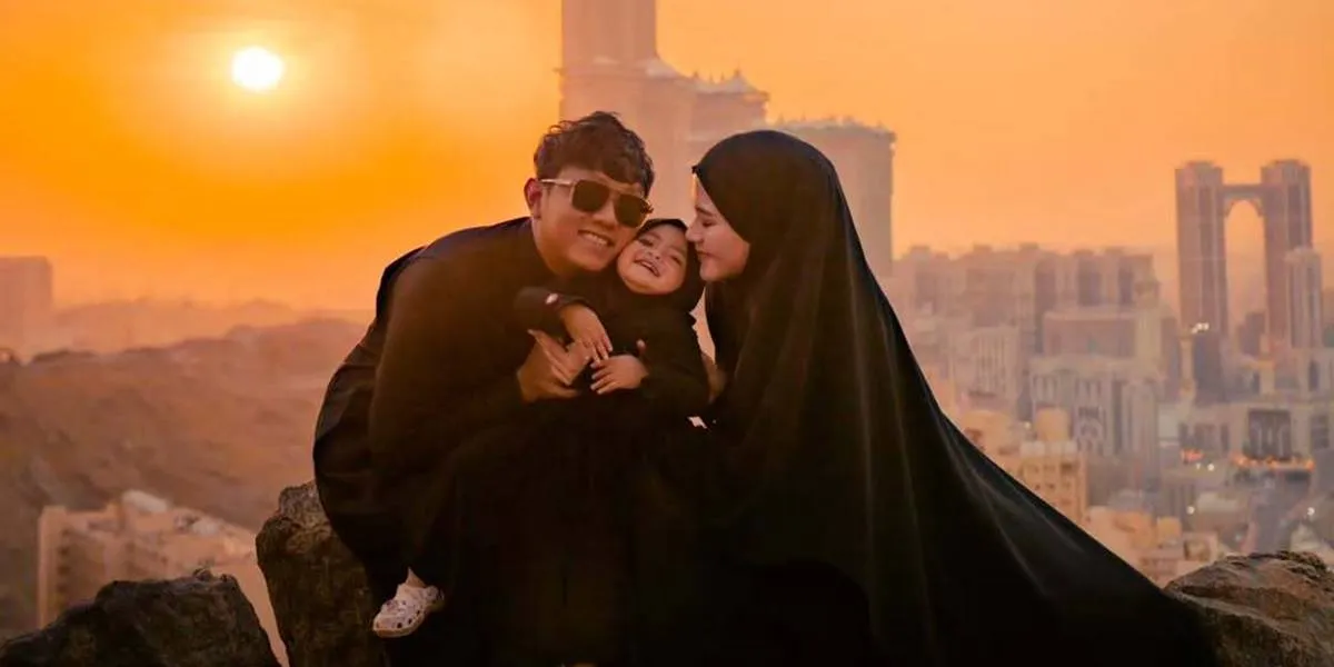 Dek Cunda Surprises Denny Caknan with a Bald Head, Tense When Kissed by His Own Father