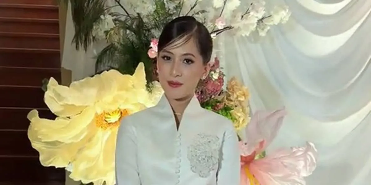  Detail Kebaya Adhisty Zara Saat Akad Nikah, Anggun Bawa Buket Bunga  