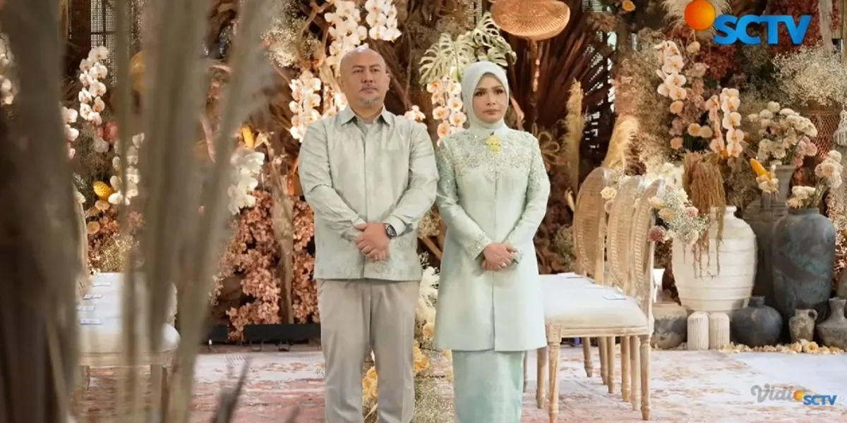 Detail of Syifa Hadju's Parents' Appearance During the Engagement with El Rumi, Dignified