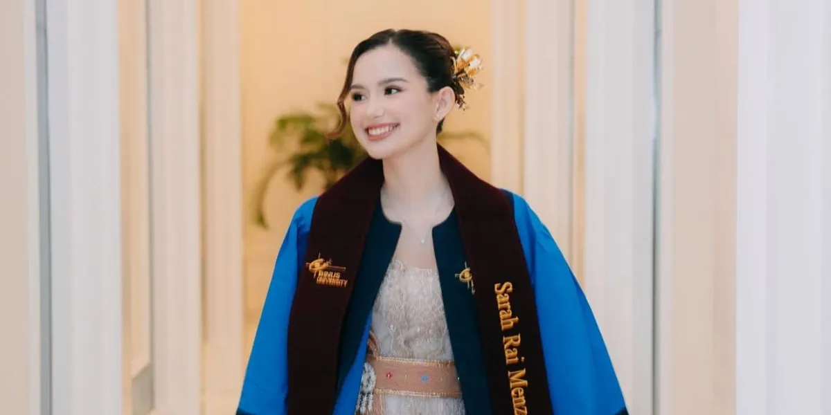 Details of Sarah Menzel's Graduation Appearance, Elegantly Dressed in Balinese Kebaya