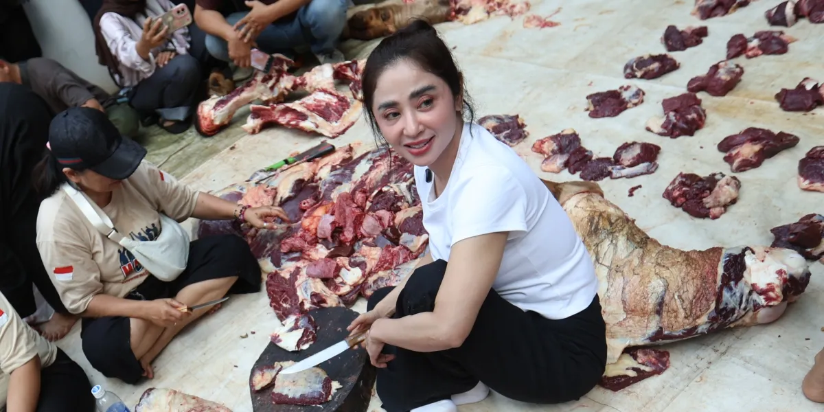 Dewi Perssik Sacrifices 12 Cows for Idul Adha, Meaning It as a Form of Surrender to God