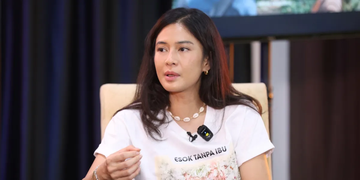 Dian Sastro Pays Respects to Vidi Aldiano, Oxygen Tank Becomes the Focus