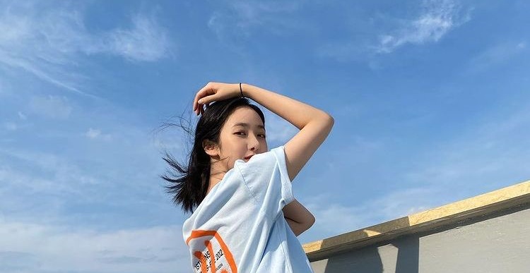 Guaranteed Not to Die Stylish, SinB's VIVIZ Poses with This Cool Sky Background and You Can Imitate It!