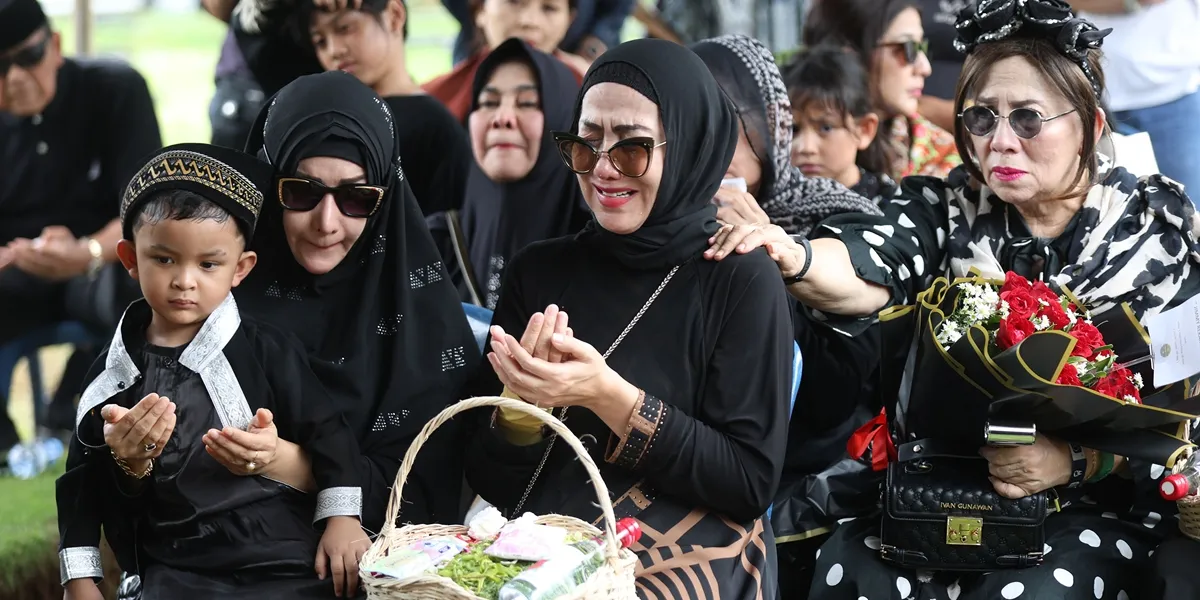 Informed of Father's Death, Venna Melinda Cries Hysterically on the Beach