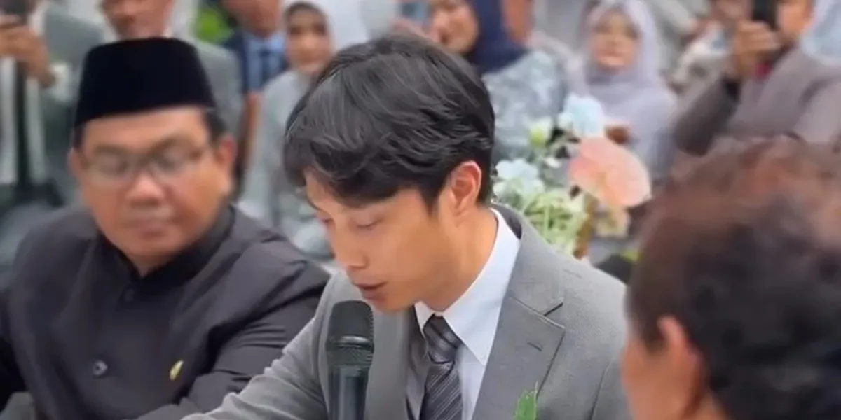 Dikta Becomes the Guardian at His Sister's Wedding, Embracing During the Sungkeman