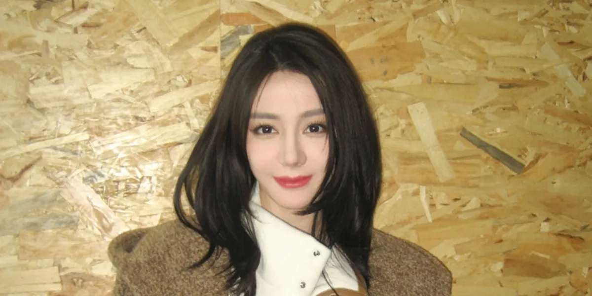 Dilraba Dilmurat's Latest Weibo Portrait Draws Attention Thanks to Elegant Natural Style