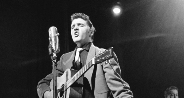 DOKUMENTASI AKSI ELVIS  PRESLEY  SAAT USIA 21 TAHUN 