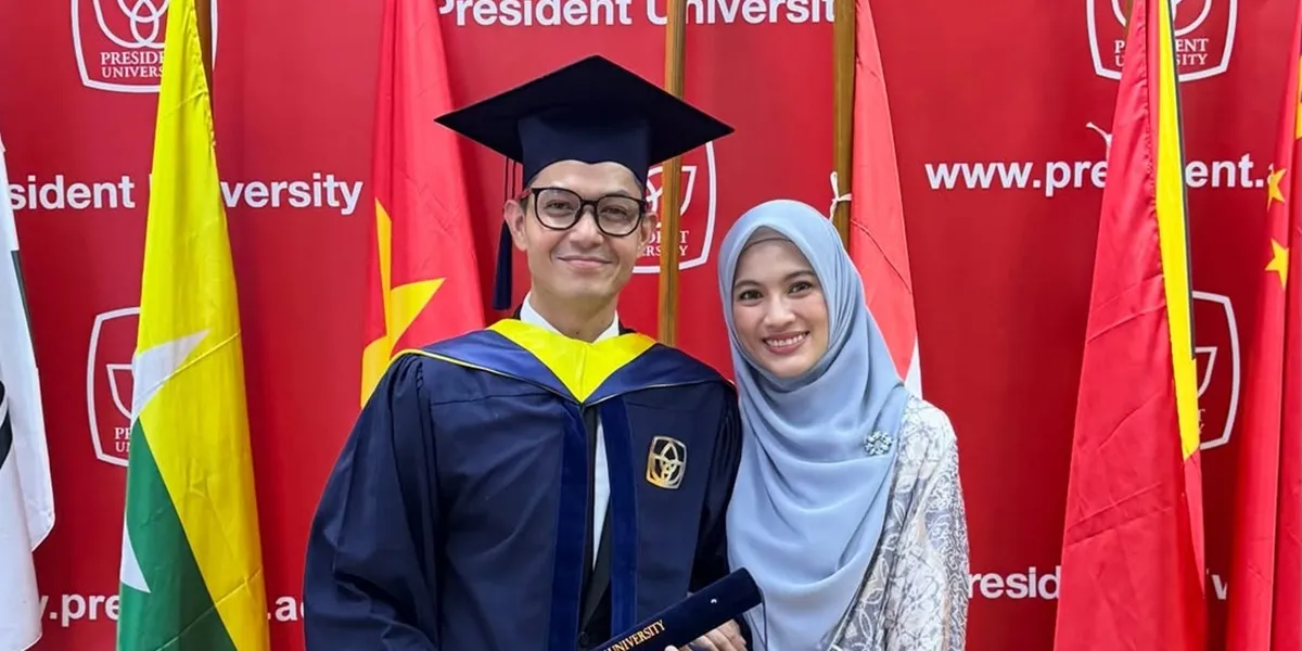 Dude Harlino Graduated Accompanied by Alyssa Soebandono, Becomes a Lecturer at His Alma Mater