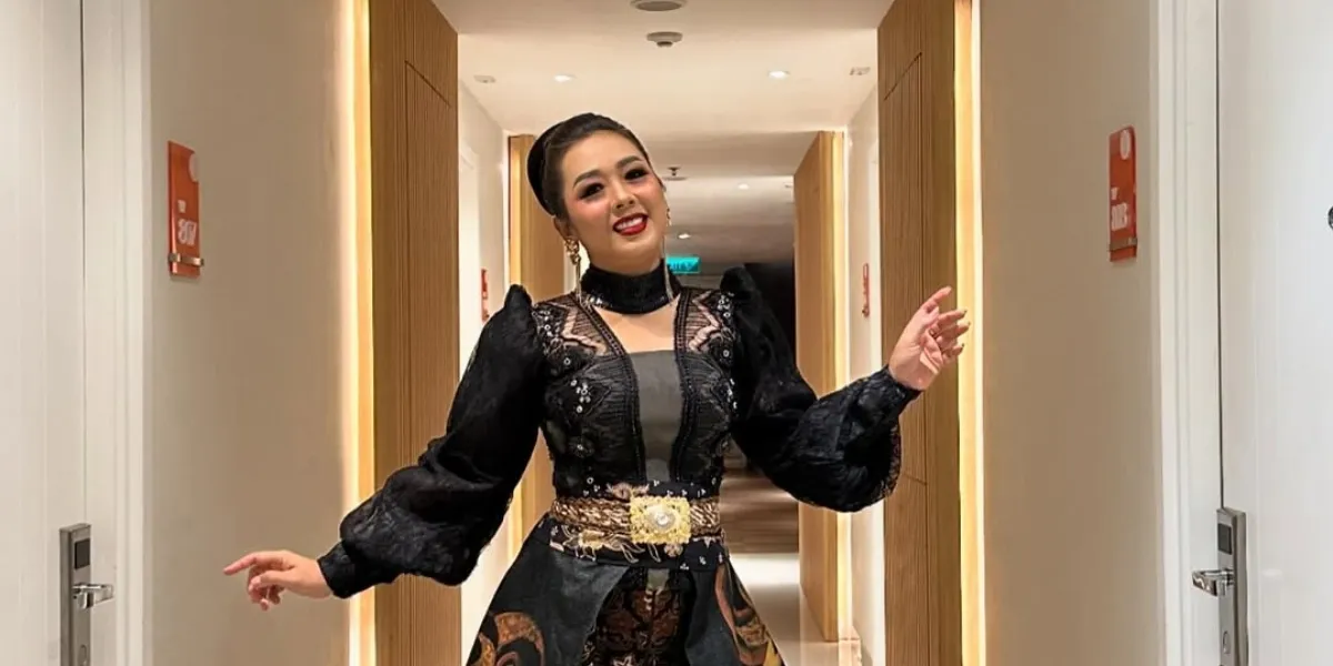 Soimah Dances While Dueting with Her Cousin Kenzo, Who is Great at Singing in D'Academy 7
