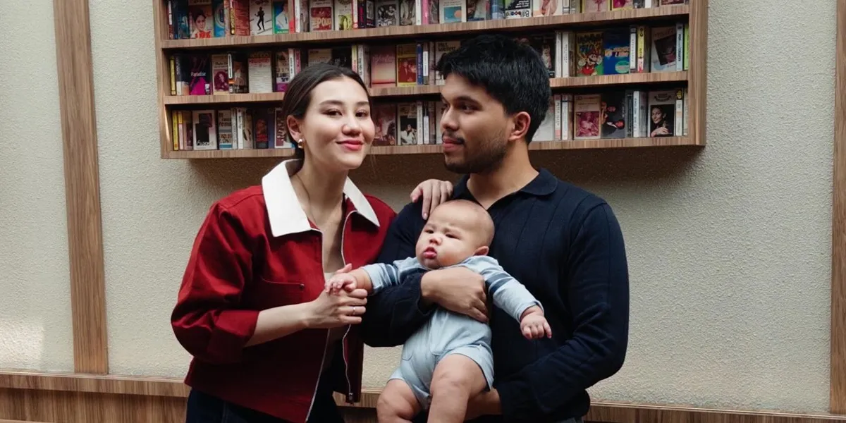 Arash's Expression After Being Left by His Father in the Massage Chair, Calmly Smiling to Himself