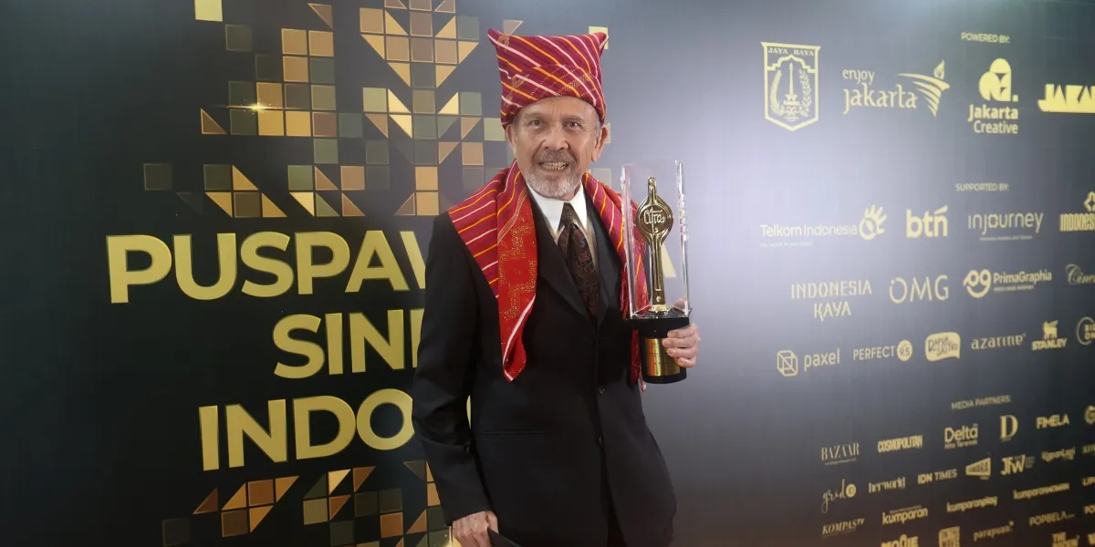 El Manik Gratefully Receives Lifetime Achievement at the 2025 Indonesian Film Festival While Still Alive