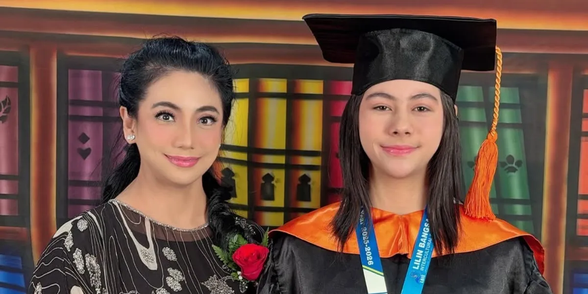 Elif, Siti Rahmawati's Child, Graduates from Elementary School, Gives Special Gift to Her Mother
