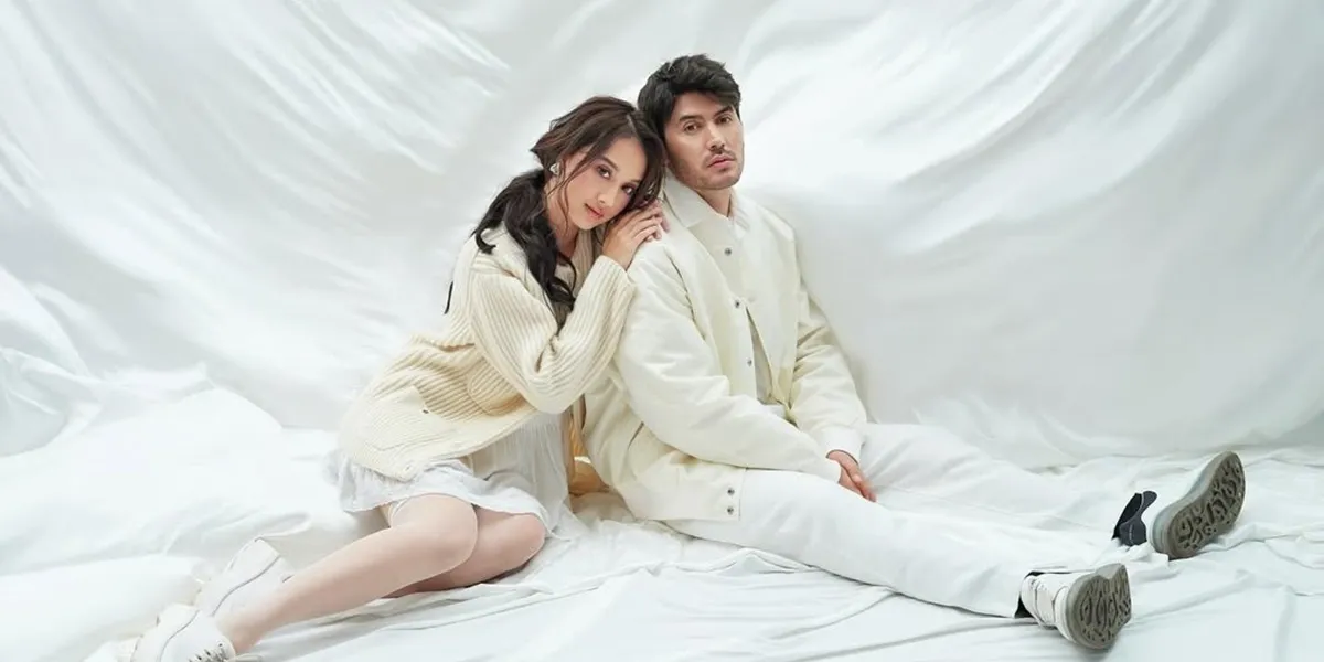 Esta Pramanita's Romantic Photoshoot with Boyfriend, Bara Valentino