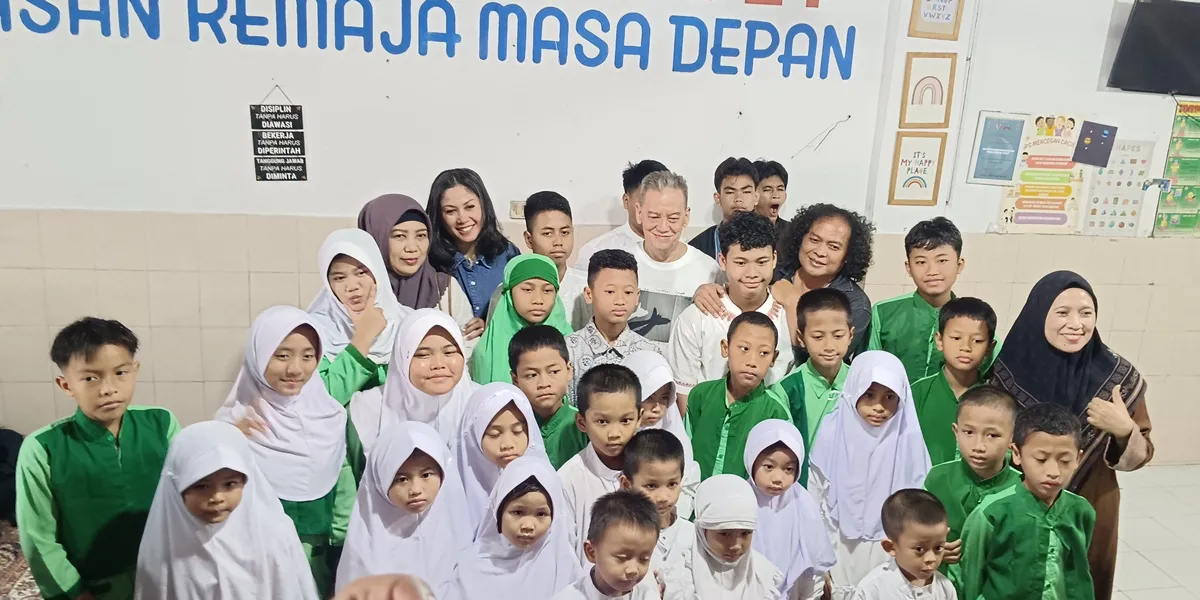 Fariz RM Auctions Historical Items to Support Orphans During Ramadan