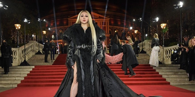 Fierce and Badass, Let's Take a Peek at CL's Bold Look in Black Outfit!