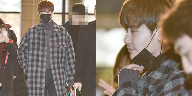 PHOTO: Lee Jong Suk's Winter Airport Fashion, Covering His Face