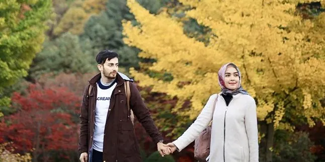 FOTO BULAN MADU KE KOREA, IRVAN FARHAD - HAMIDAH TIDUR DI 