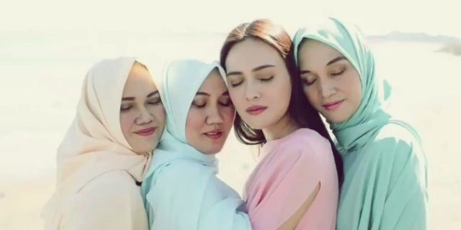 FOTO: CERITA MENYENTUH SHANDY AULIA DAN 3 KAKAK MUSLIMNYA 