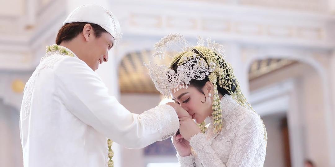 PHOTO: Beautiful Details of Syahrini's Wedding Accessories