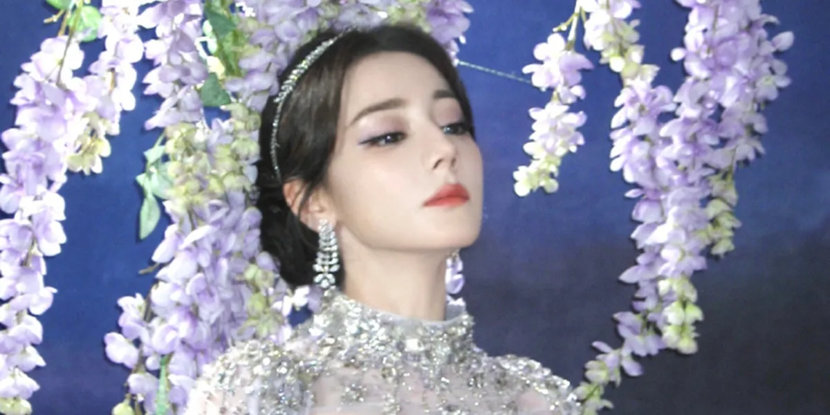 Latest Photos of Dilraba Dilmurat, Like Her Majesty the Queen