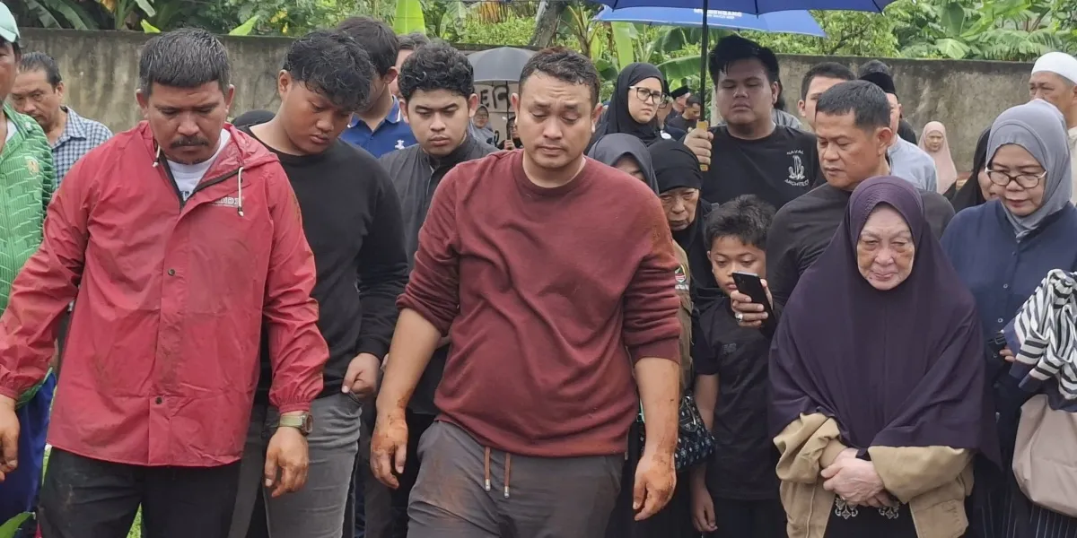 Photos of the Funeral of Gilang Dirga's Father, Full of Emotion