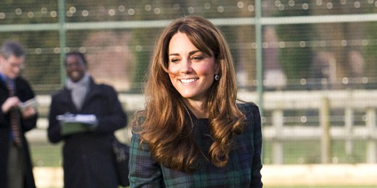 FOTO KATE MIDDLETON MAIN HOCKEY PAKAI SEPATU HAK TINGGI 