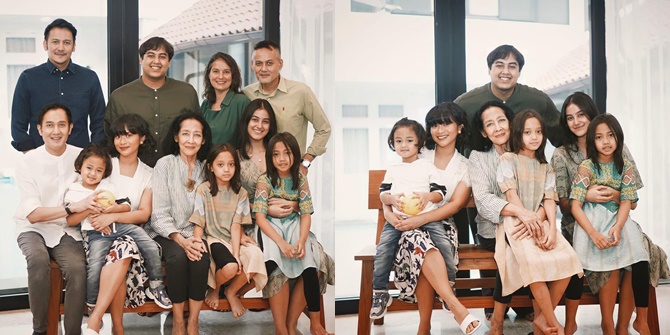 Family Photo of Aldi Bragi's Big Family During Eid, No Ririn Dwi Aryanti Making Divorce Rumors Buzz Again