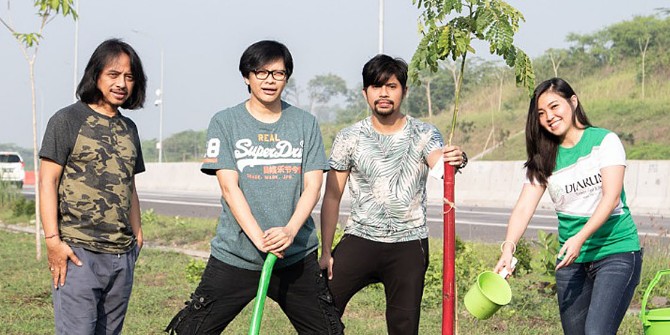 PHOTO: Caring for the Environment, Tasya and Gigi Plant Trembesi Trees