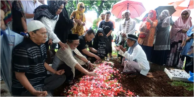 FOTO: Pemakaman Jenazah Shinta Muin, Duka Beriring Hujan ...