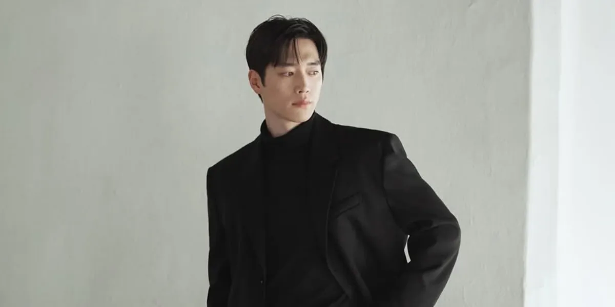 Seo Kang Joon's Pre-Debut Photos from School Go Viral, His Looks Haven't Changed!