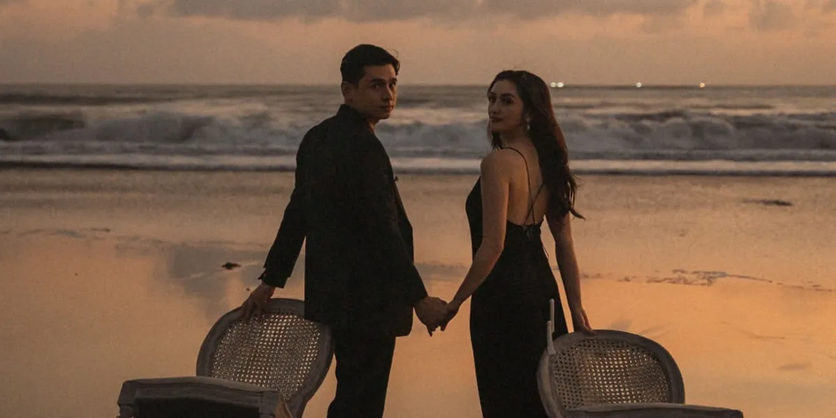 7 Pre-wedding Photos of Ranty Maria and Rayn Wijaya on the Beach, Romantic with a Sunset View
