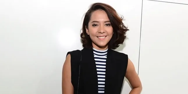 [FOTO] Santai Pantai, Lala Karmela Nikmati Indahnya Bali - KapanLagi.com