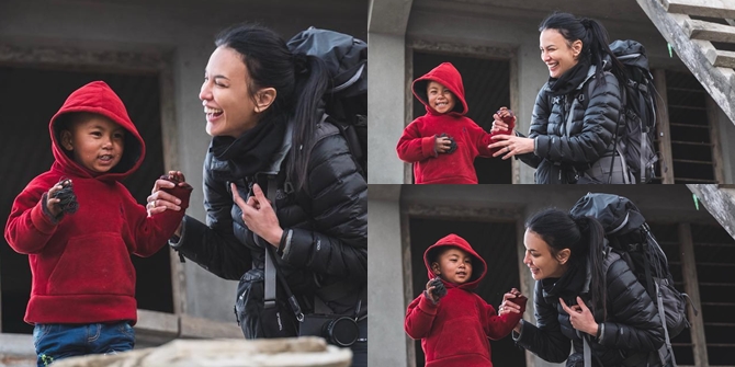 PHOTO: Sophia Latjuba's Unrestrained Laughter with Children in Nepal, Happy!