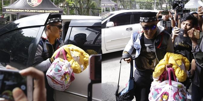 Photo of Teddy Arriving at Bandung Police Station While Bringing His Baby, Ahead of the Announcement of Lina's Autopsy Results