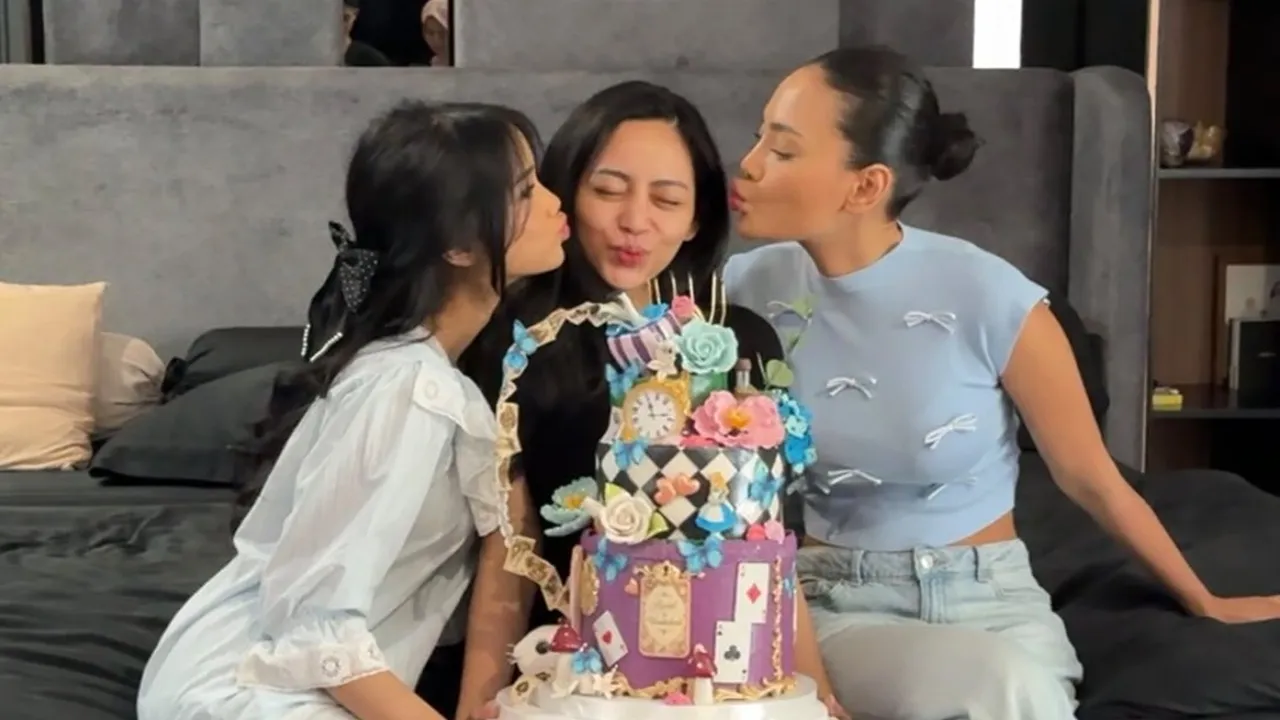 Fuji dan Erika Carlina Beri Kejutan Ulang Tahun Rachel Vennya, Bawa Kue Wonderland