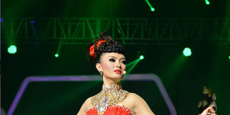 Gaya Rambut  Unik Zaskia  Gotik  di Konser HUT Indosiar Ke 19 