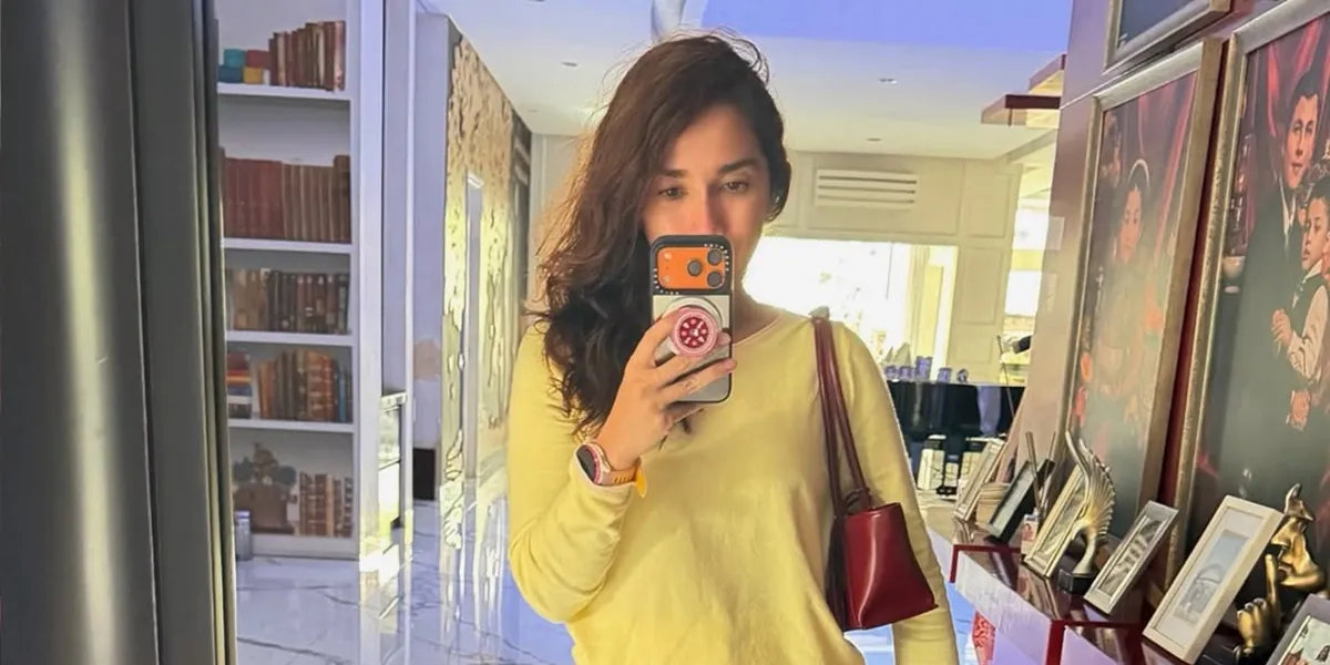 Ussy Sulistiawaty's Mirror Selfie Style, A Place for Outfit Check