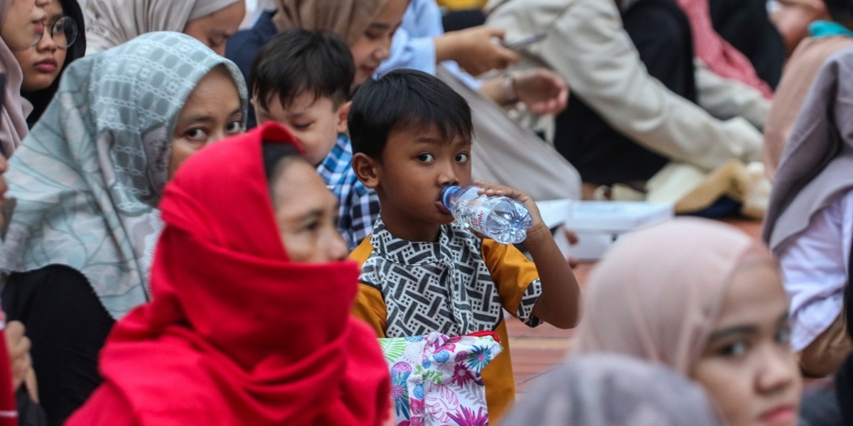 Breaking the Fast Together, Thousands of Congregants Fill Istiqlal Mosque