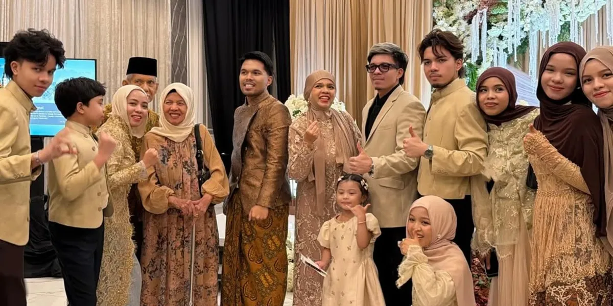 Gen Halilintar at Baby Arash's Tedak Siten, Geni Faruk Reveals a Good Prayer